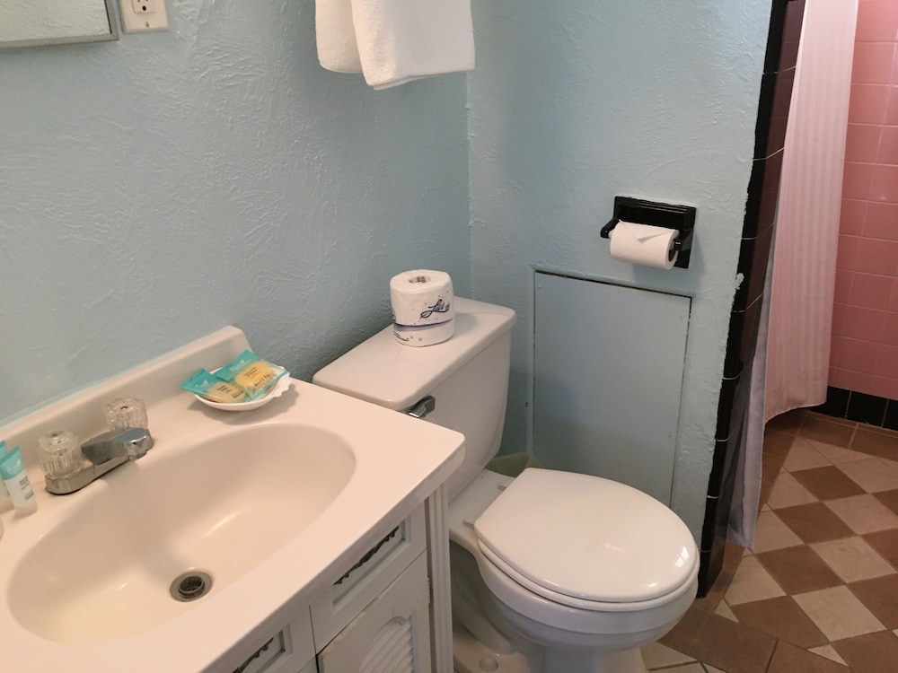 Harbor Mist Family Motel - photo 13