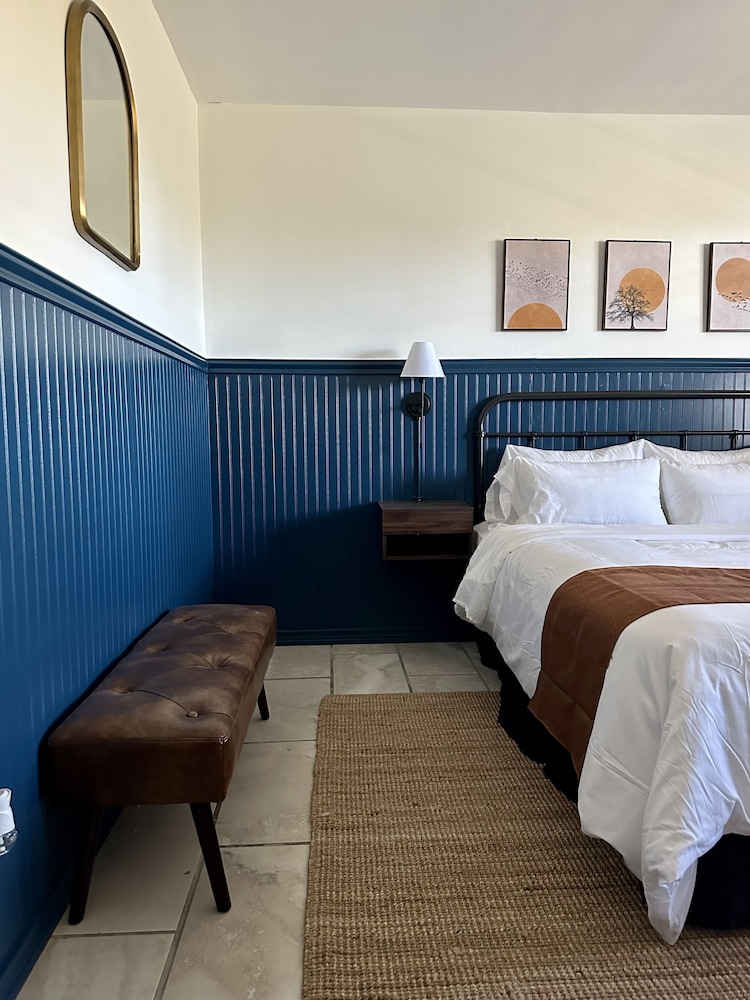 Budget Host East End Hotel in Riverhead - photo 13