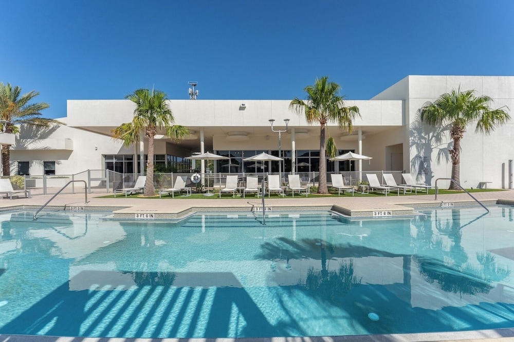 Daytona 2BR Pool Free Parking Pets — 4-Star Luxury Hotel in Daytona Beach, United States