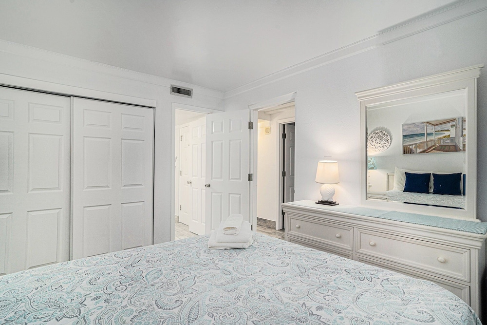 1402 Waters Edge Resort 2 Bedroom Condo by RedAwning - photo 3
