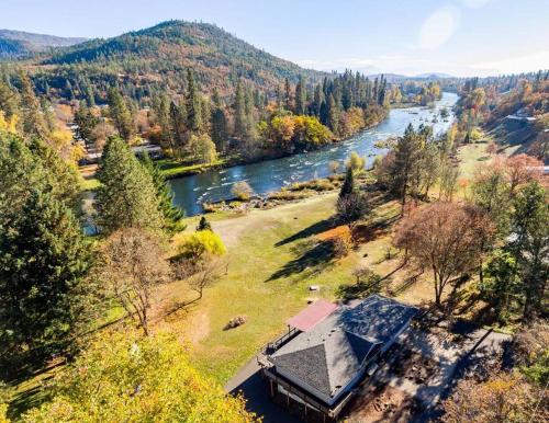 Riverfront Getaway - carbon neutral hotel in Shady Cove