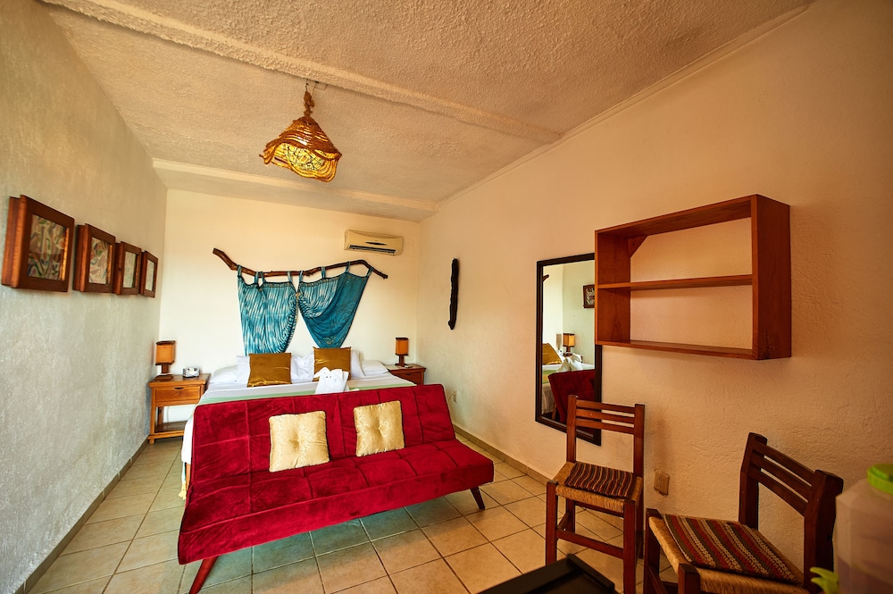 Small Luxury Hotel Hideaway Near Acapulco on the Beach — hotel in Coyuca De Benitez