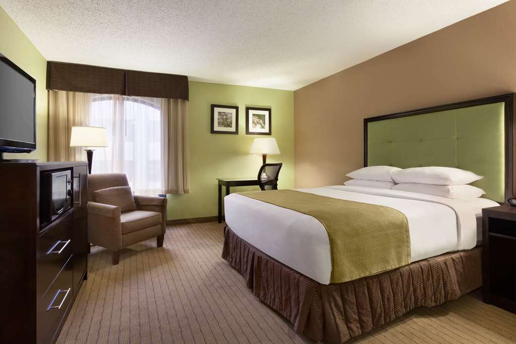 Days Inn by Wyndham Baltimore Inner Harbor - photo 23