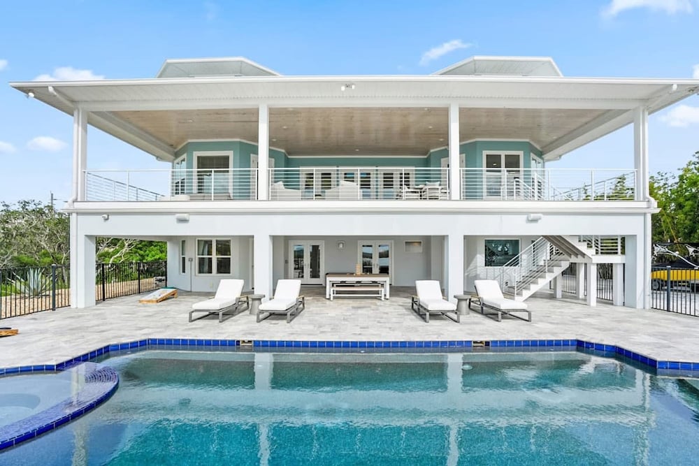 Luxury At The Beach Waterfront w Dock Pool 4 Beds in Saint Augustine, United States