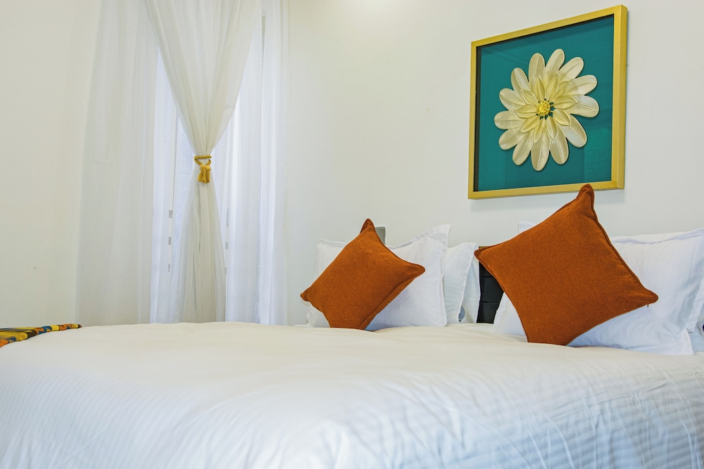Moonlight Manor by Edmor Suites.