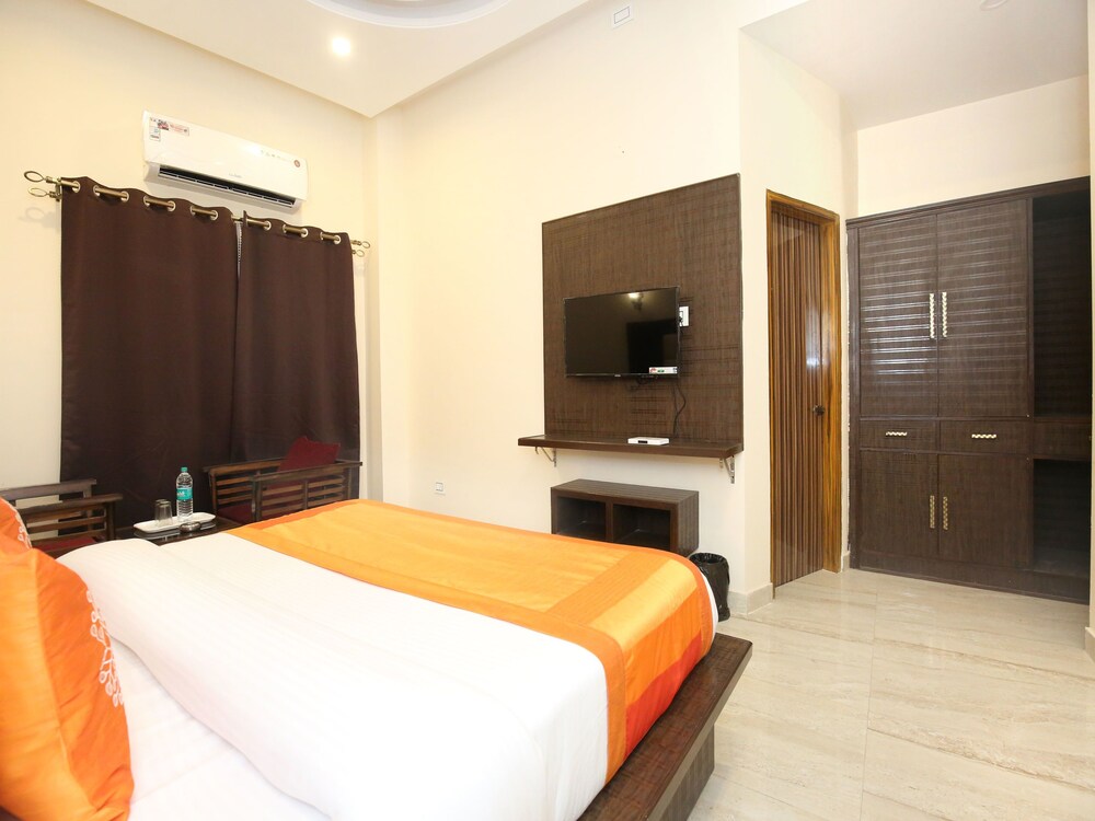 OYO 10330 Hotel Golden Brooks
