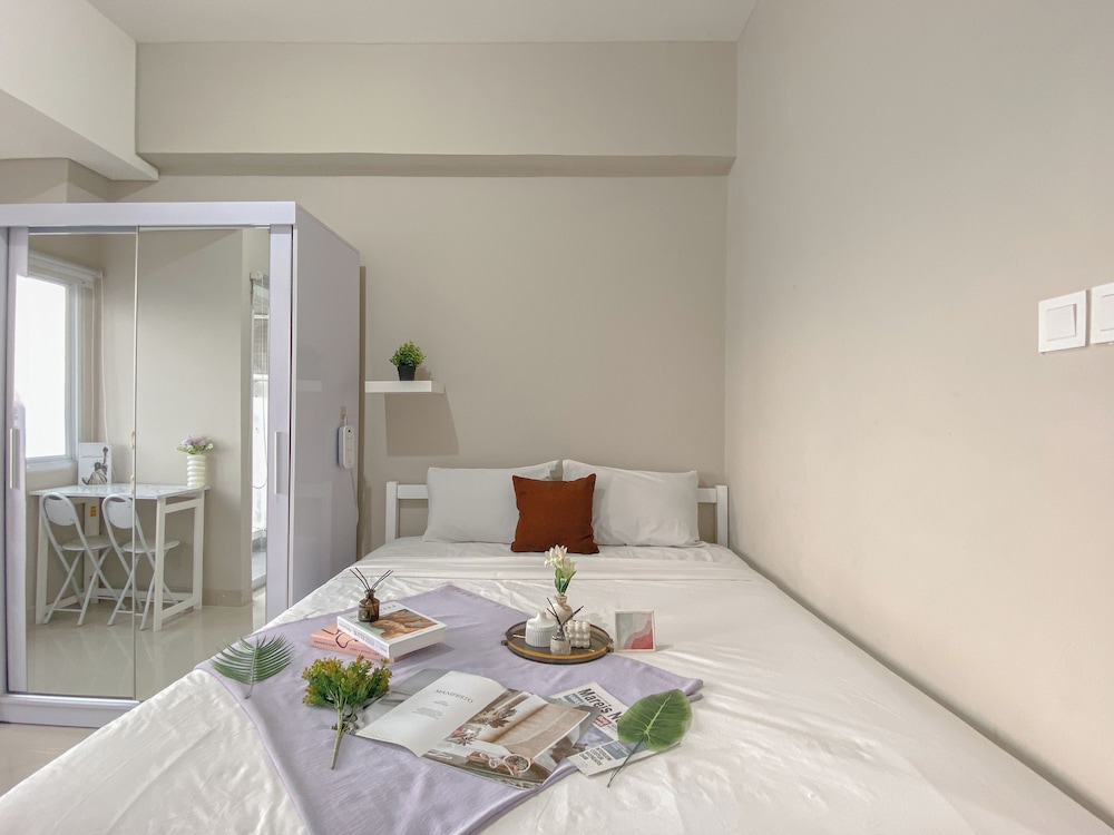 Cozy and Restful Studio LRT City Sentul Royal Sentul Park Apartment By Travelio — 4-Star Luxury Hotel in Bogor, Indonesia