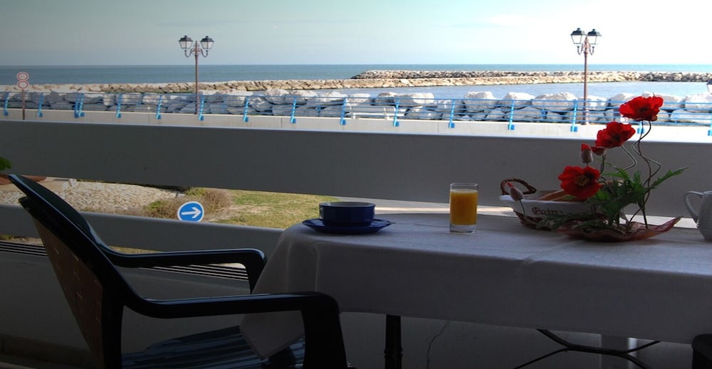 Hôtel Le Dauphin Bleu in Saintes-Maries-De-La-Mer, France