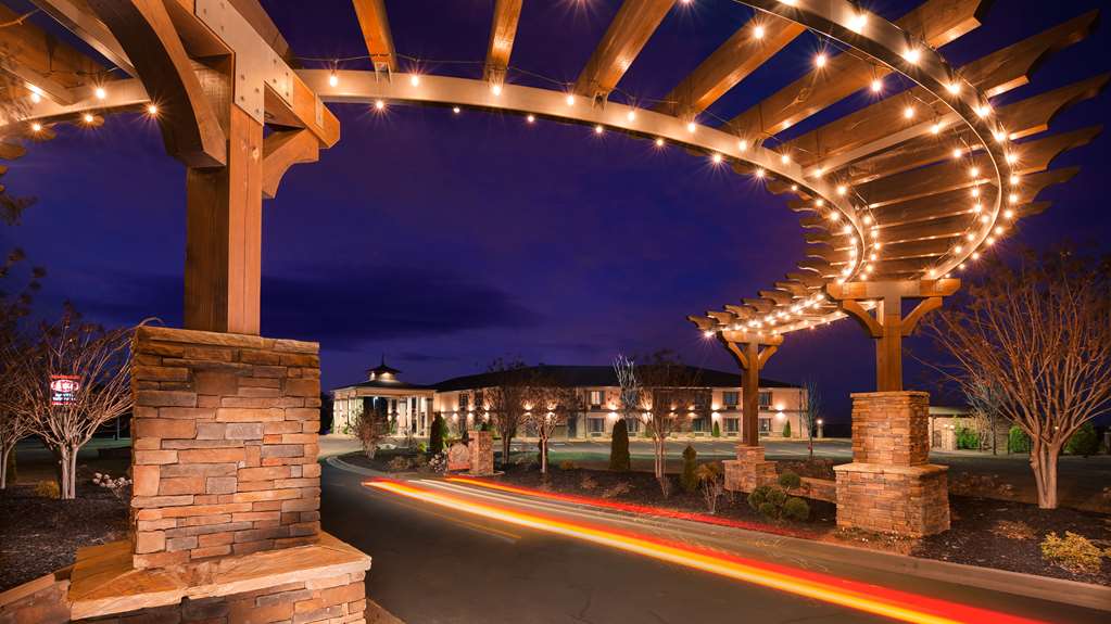 Aiden by Best Western Warm Springs Hotel and Event Center - photo 3