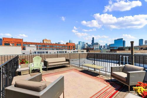 1 Garage Parking Skyline Rooftop PingPong Balcony — 4-Star Luxury Hotel in Chicago, United States