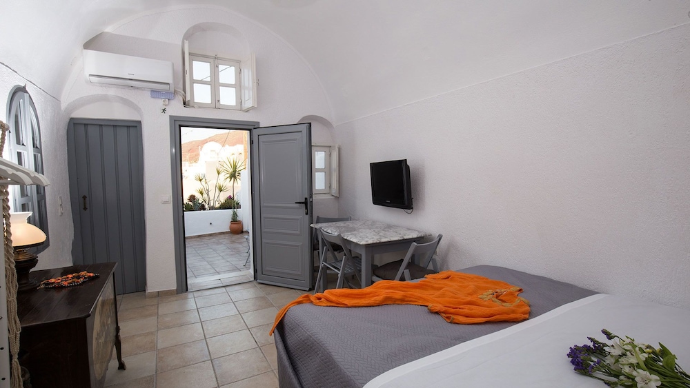 Mylopetres — Oia — photo 5