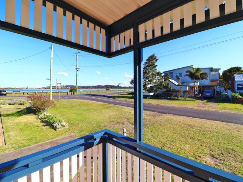 Waterside Retreat At Blacksmiths Beach Swansea Channel — Blacksmiths