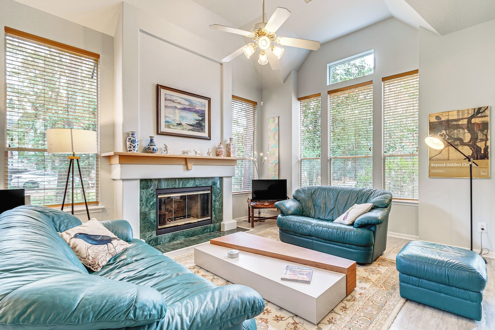 Hot Tub Fire Pit: Retreat in The Woodlands — hotel in The Woodlands