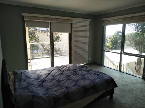 6 Bedrooms 11 Beds with Spacious City Park Views and Beach in Frankston, Australia