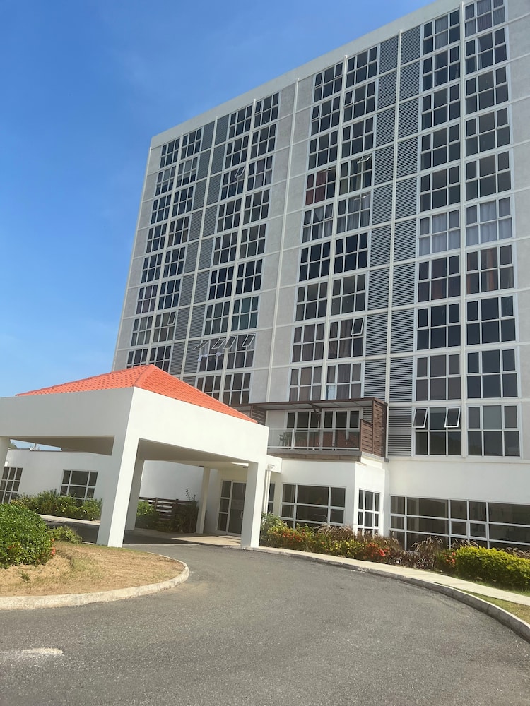 Bayfront - carbon neutral hotel in Portmore