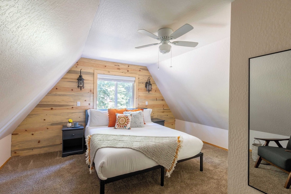 Sweet Pine Deck Hot Tub Cozy Modern Interior Close to Ski Resort - photo 38