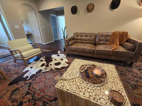 4 bedroom pet friendly grill under 5 min to airport and Choctaw Casino — hotel in Calera