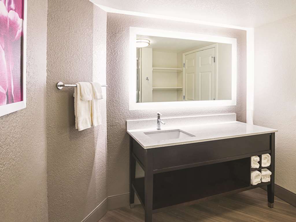 La Quinta Inn & Suites by Wyndham Fort Worth North - photo 31