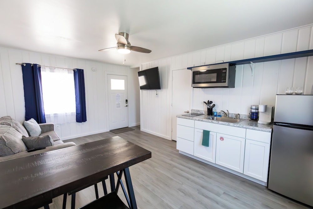 Anchor Bay Inn and Suites - photo 25