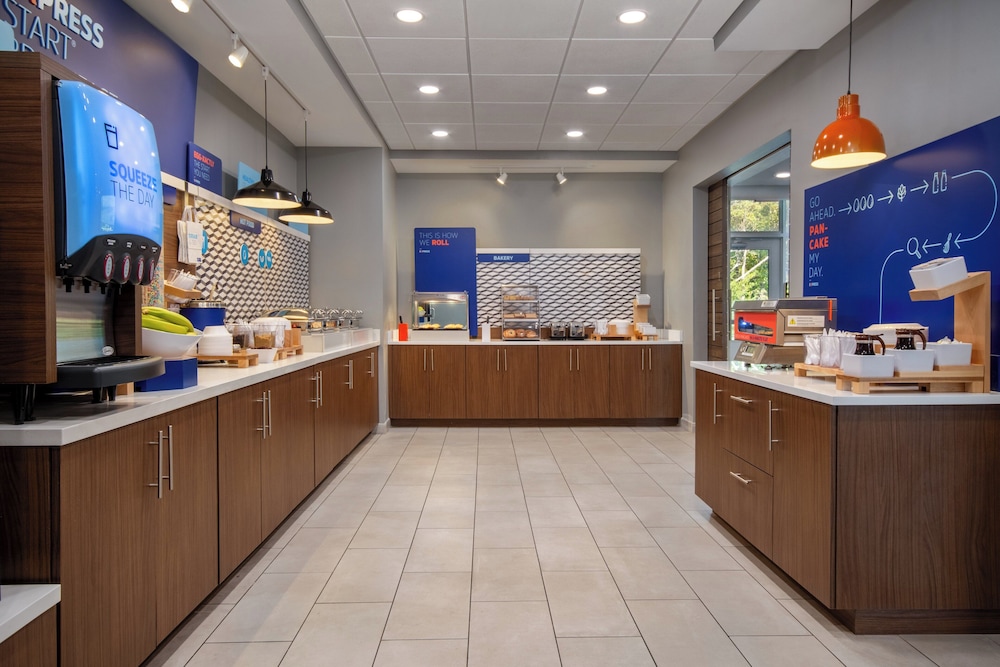 Holiday Inn Express & Suites Muskegon Grand Haven an IHG Hotel - photo 42