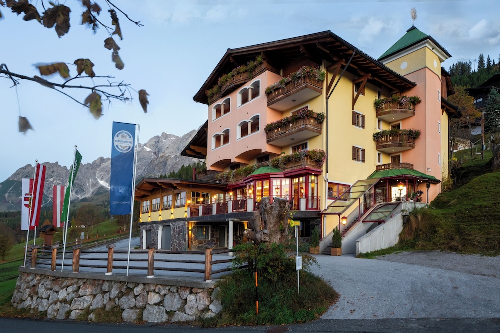 Sonnhof - carbon neutral hotel in Muehlbach Am Hochkoenig