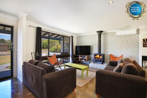 Aloha Short Drive to Berry & The Beach Fireplace and Firepit - carbon neutral hotel in Shoalhaven Heads