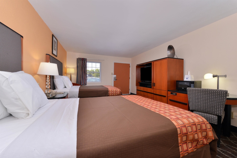 Media Inn and Suites - photo 12
