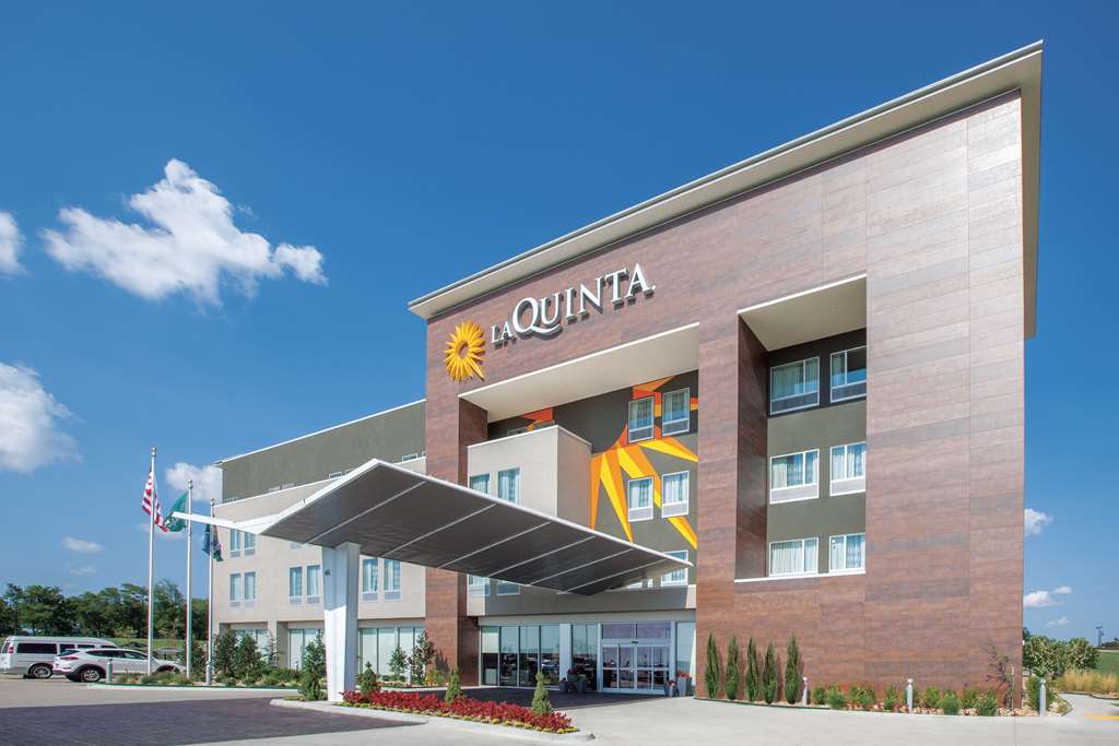 La Quinta Inn & Suites by Wyndham Tulsa Broken Arrow - featured photo