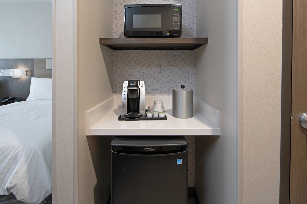 Holiday Inn Express & Suites Valencia Santa Clarita by IHG - photo 18
