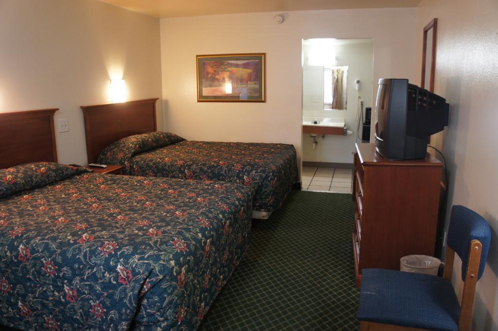 Best Interstate Inn - photo 9