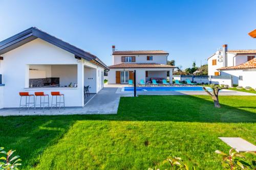 Villa Alba Rossa near Pula for 6 people with private 50 m2 pool only 1 km from the beach — 4-Star Luxury Hotel in Liznjan, Croatia