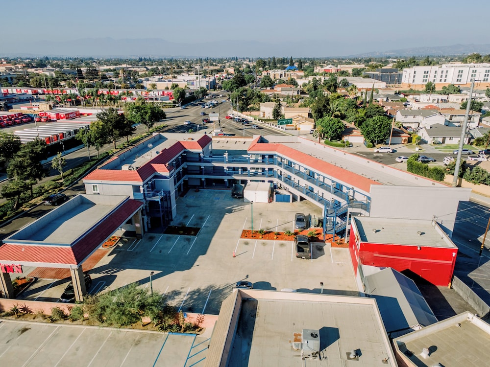 Downey Inn Luxury Suites - photo 22