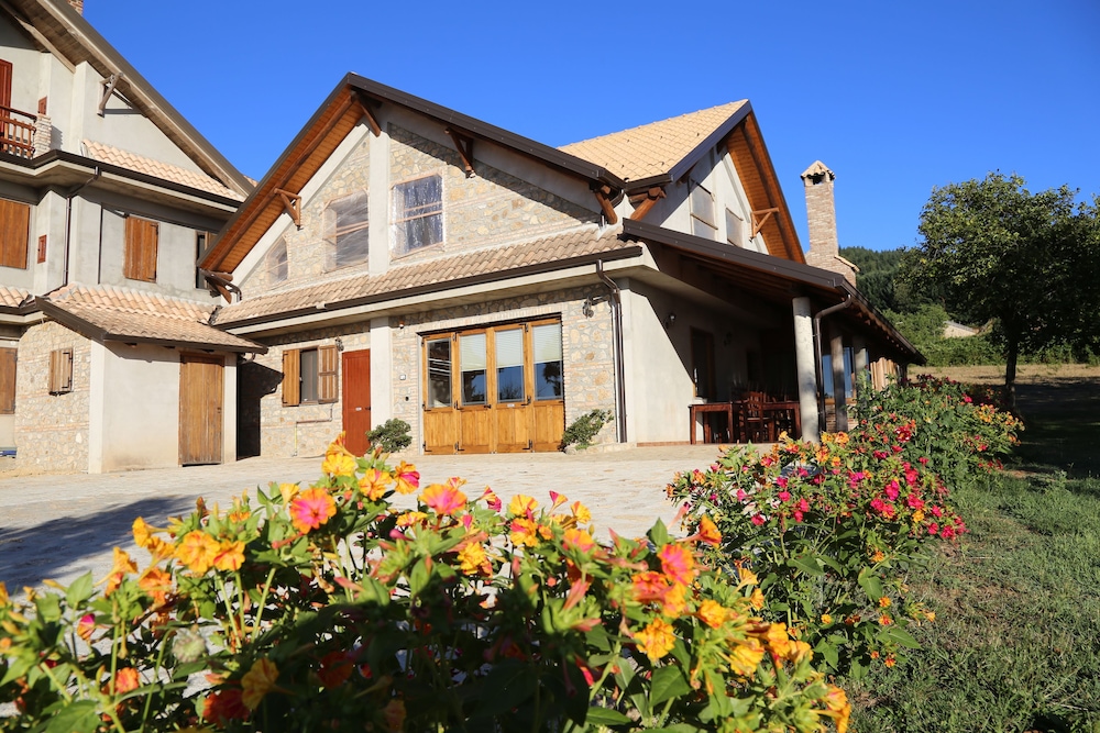 Agriturismo Pirara — 4-Star Luxury Hotel in Gerocarne, Italy