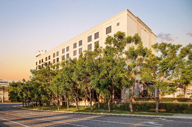 Hotel Zessa Orange County Airport a DoubleTree by Hilton - photo 2