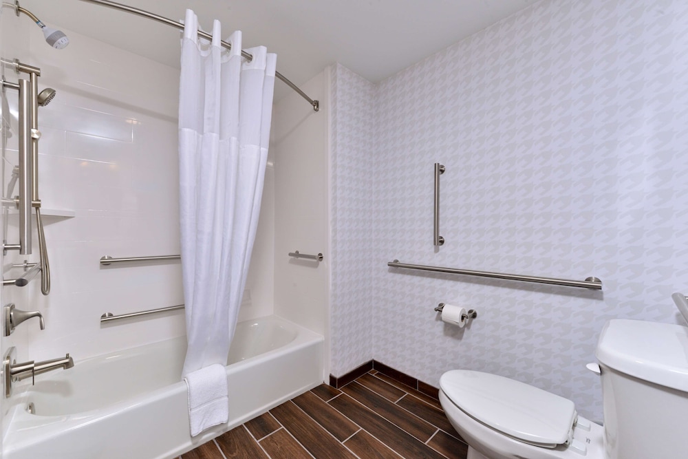 Hampton Inn & Suites Greensboro Downtown - photo 21