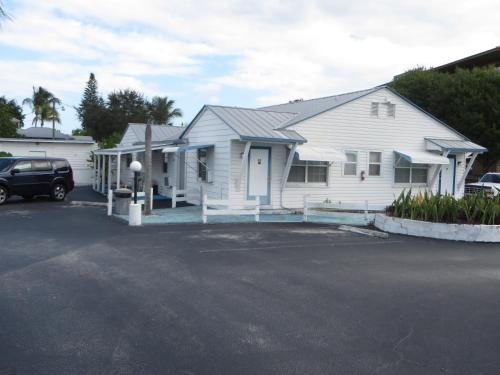 Royal Palms Motel - photo 6