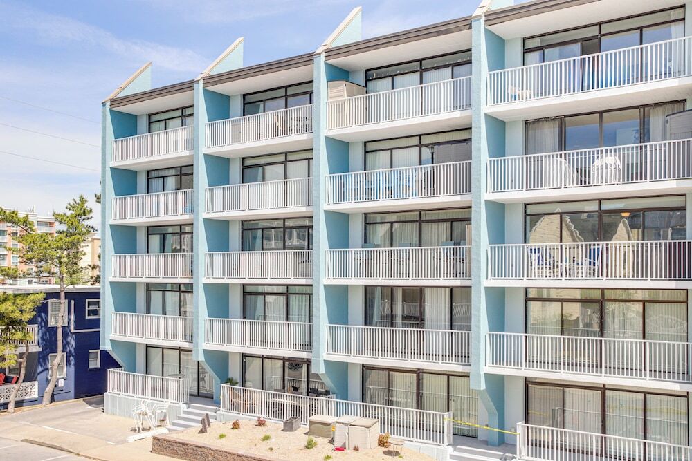 Stroll to Shore Condo with Balcony in Ocean City — 4-Star Luxury Hotel in Ocean City, United States