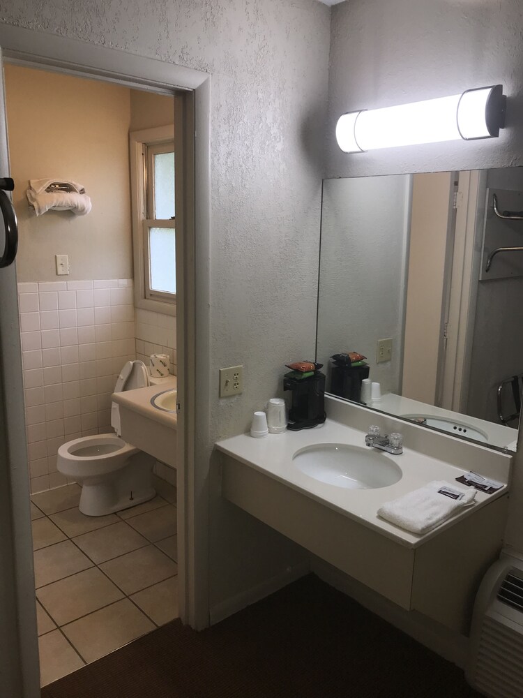 Holiday Motel Berea - photo 14