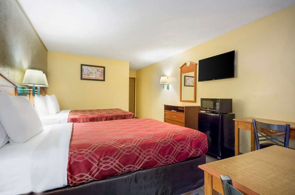 Econo Lodge Lansing Leavenworth - photo 5