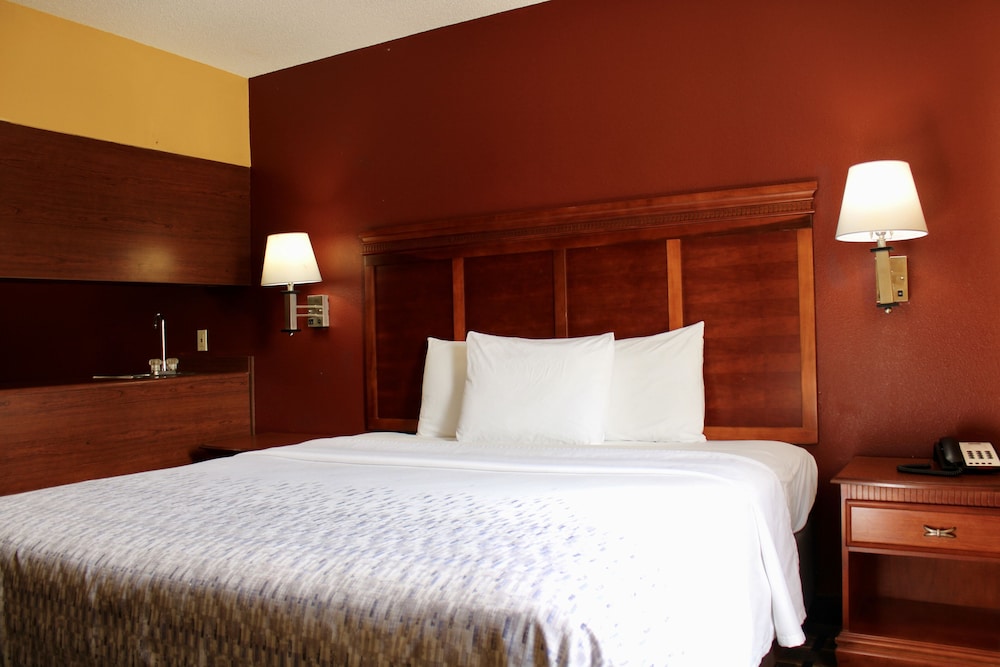 HomeTown Inn & Suites - photo 17