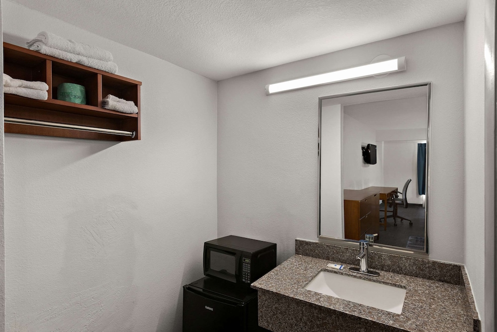 Econo Lodge Commerce - photo 39
