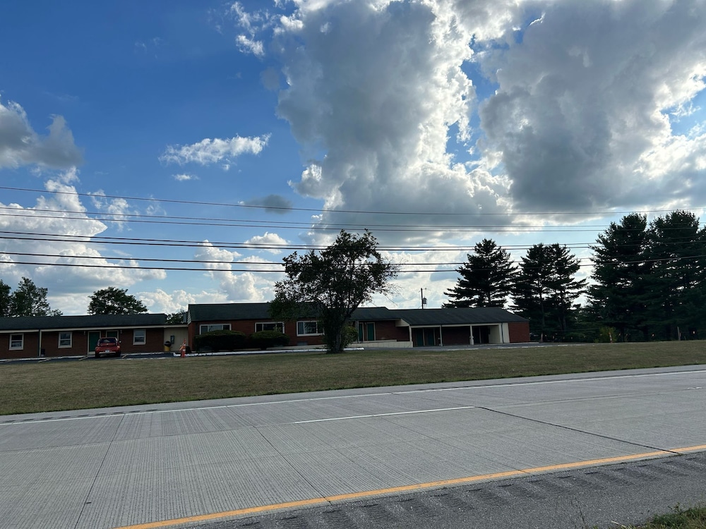 Hillcrest Motel By OYO Aurora IN Near Lawrenceburg - photo 43