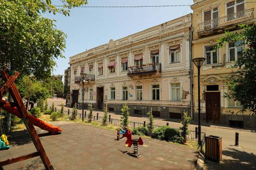 Bright 3BR Apartment in Old Tbilisi by Wehost