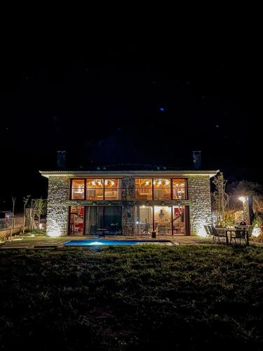 Modern Stone Villas with Swimming Pool — 4-Star Luxury Hotel in Aliveri, Greece