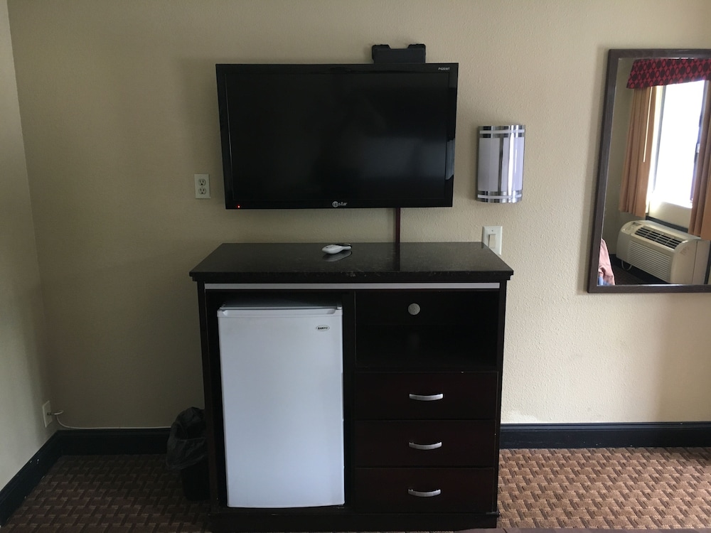 Del Amo Inn - photo 24