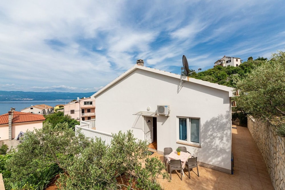 Apartments Juri — 4-Star Luxury Hotel in Vrbnik, Croatia