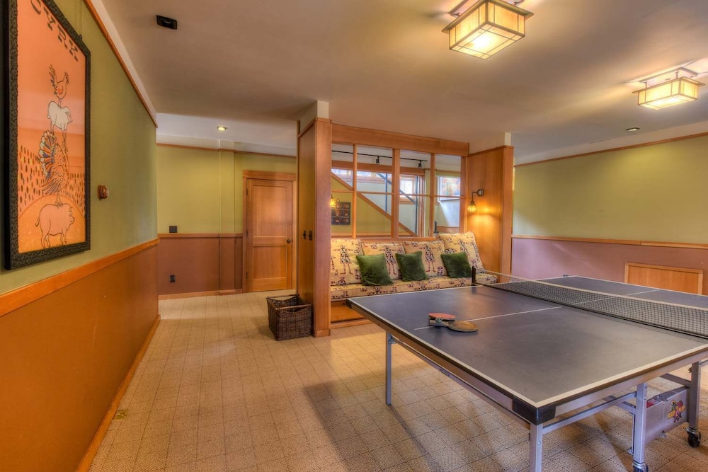 Luxury Northstar Palace w Hot Tub & Games - photo 24