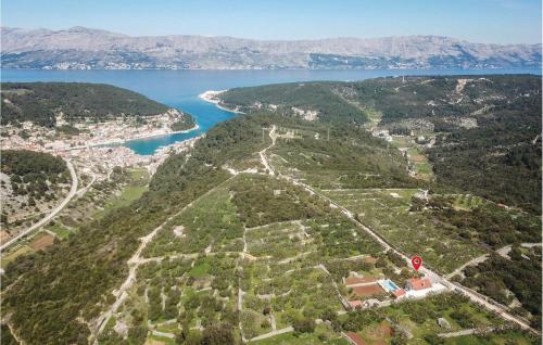Three Bedroom Holiday Home In Pucisca — 4-Star Luxury Hotel in Pucisca, Croatia