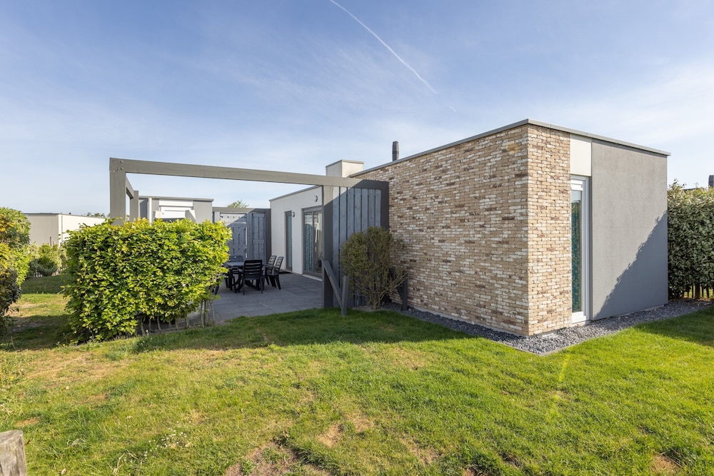 Single Storey Lodge With Dishwasher Near the Beach — 4-Star Luxury Hotel in Callantsoog, Netherlands