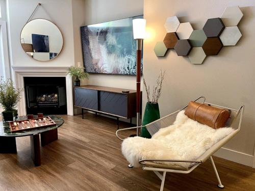 Designer 2 Bedroom with 3 Beds Pool View Gym Parking — 4-Star Luxury Hotel in Los Angeles, United States